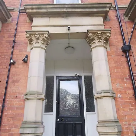 Leeds City Near University & Hospital Including Secure Parking Apartment *
